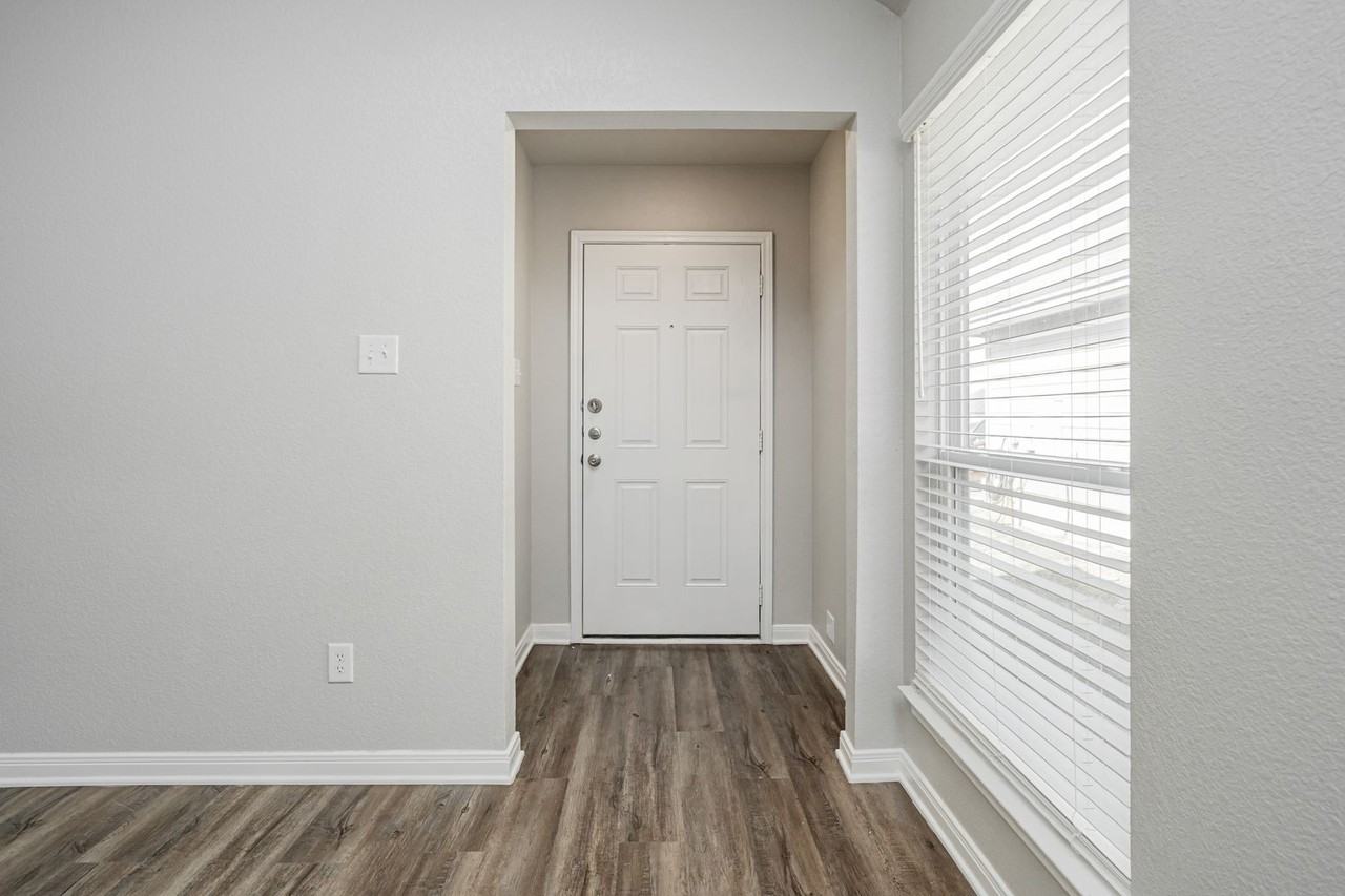 517 Fallbrook Dr - Photo 2 of 50