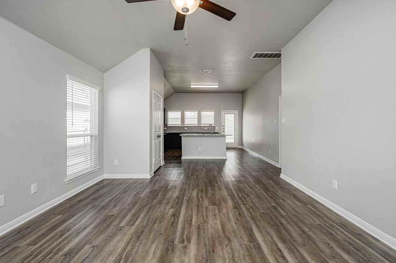 517 Fallbrook Dr - Photo 5 of 50