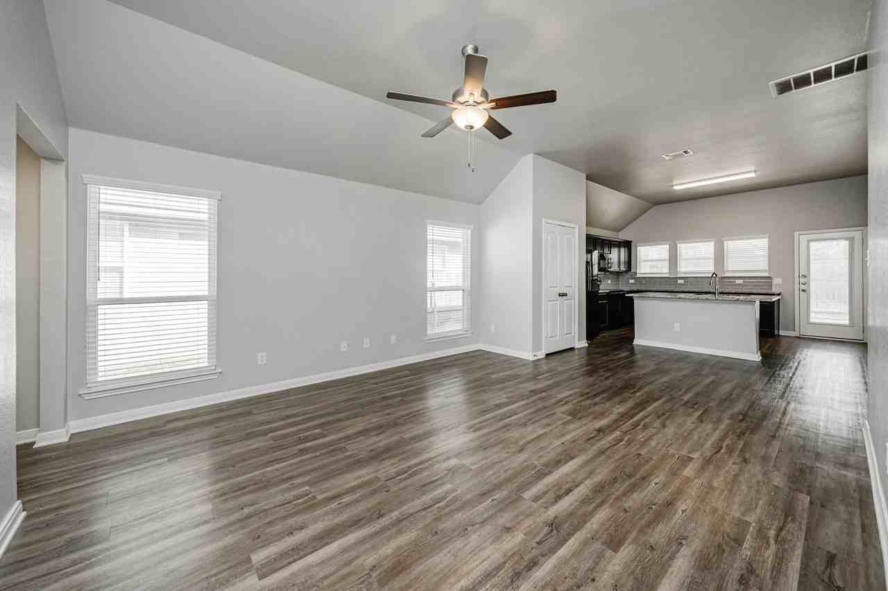 517 Fallbrook Dr - Photo 6 of 50