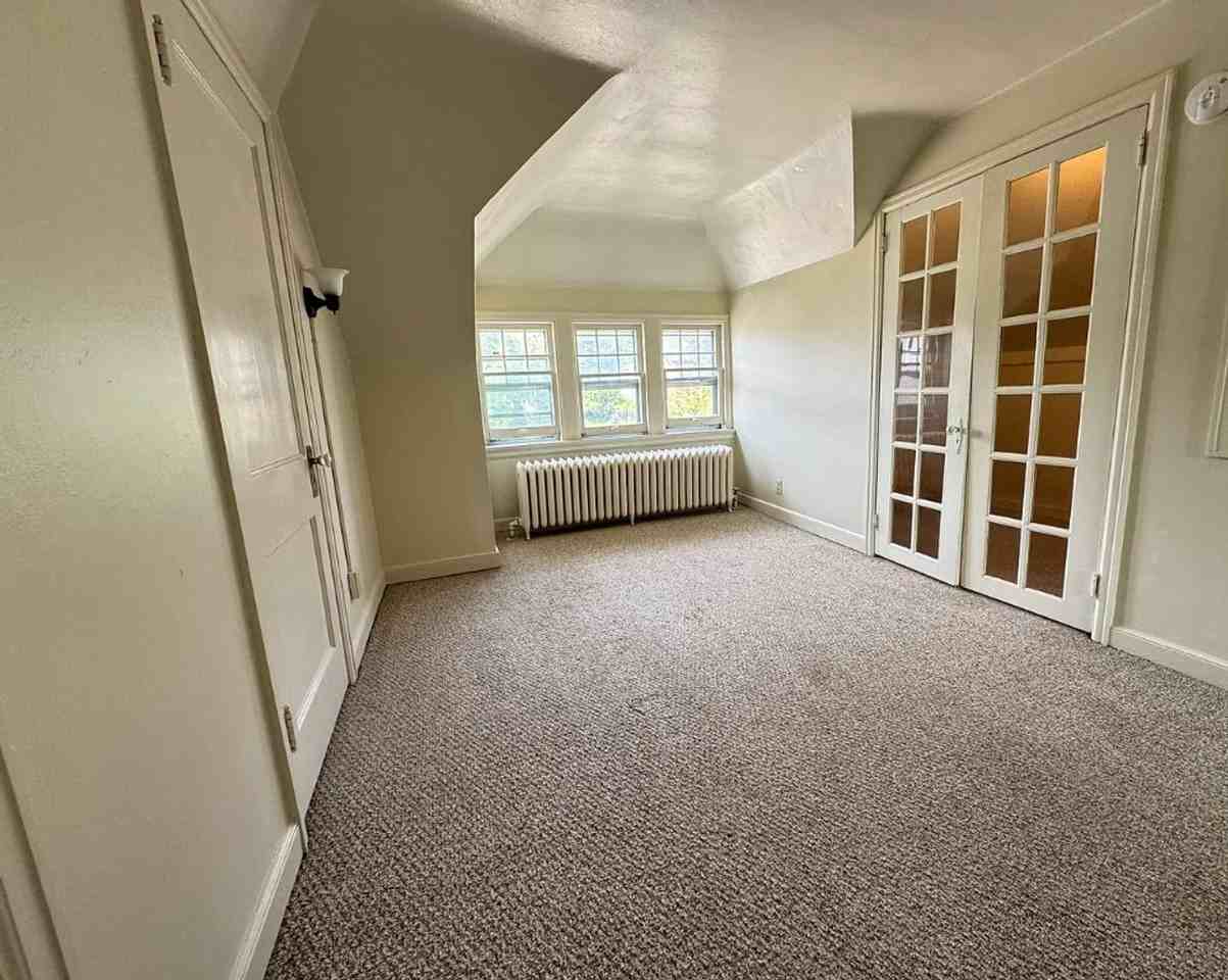 1804 E 4th St - Photo 5 of 12