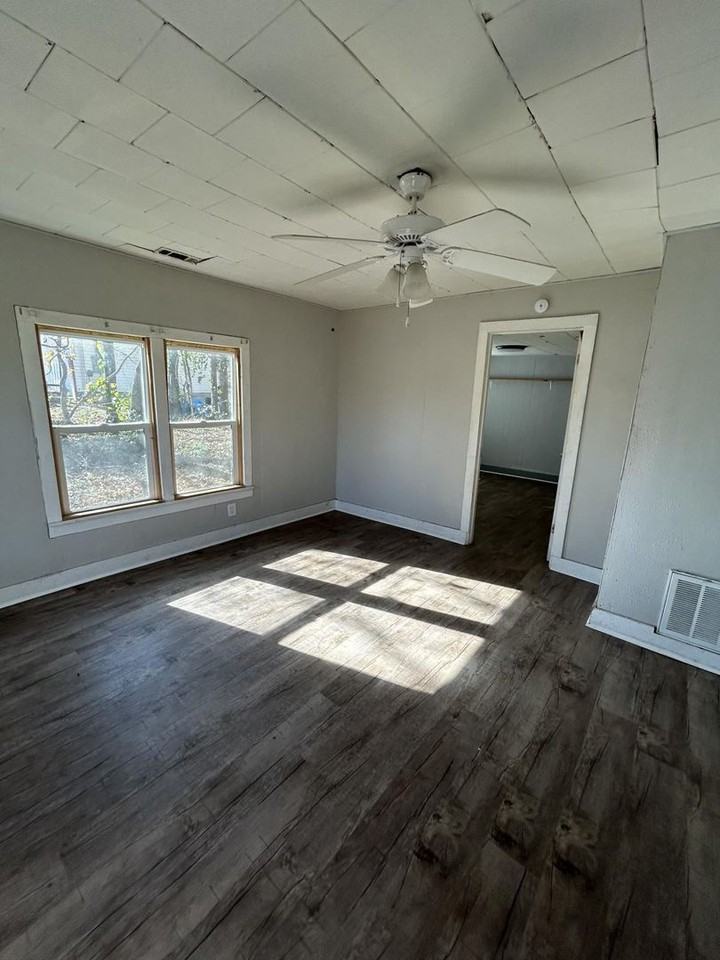 822 S Highview Ave - Photo 2 of 5