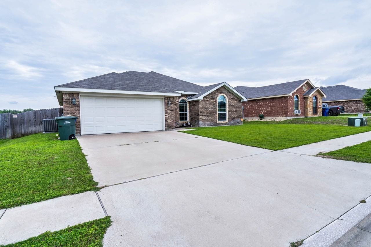 1907 Lindsey Dr - Photo 2 of 21