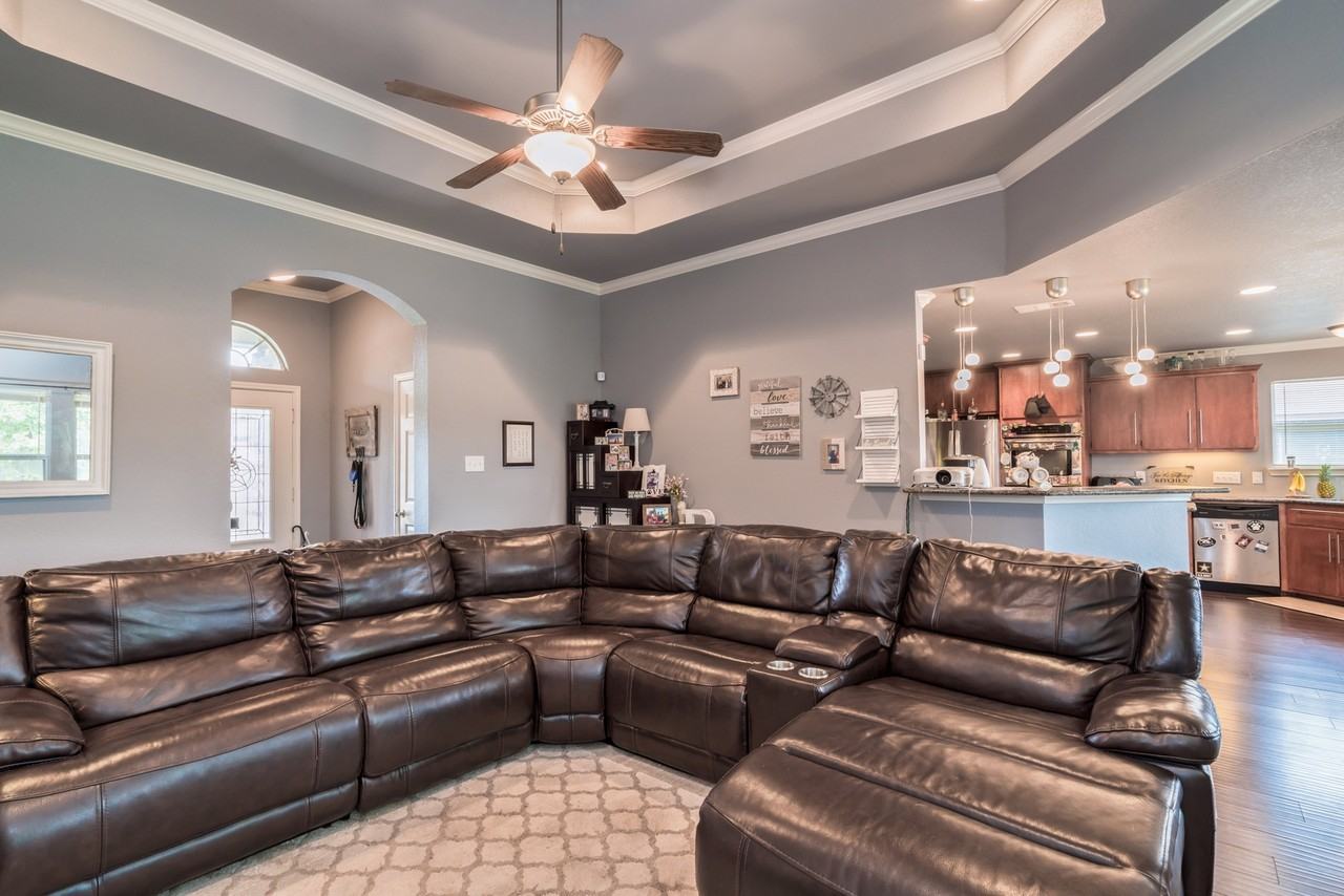 1907 Lindsey Dr - Photo 4 of 21