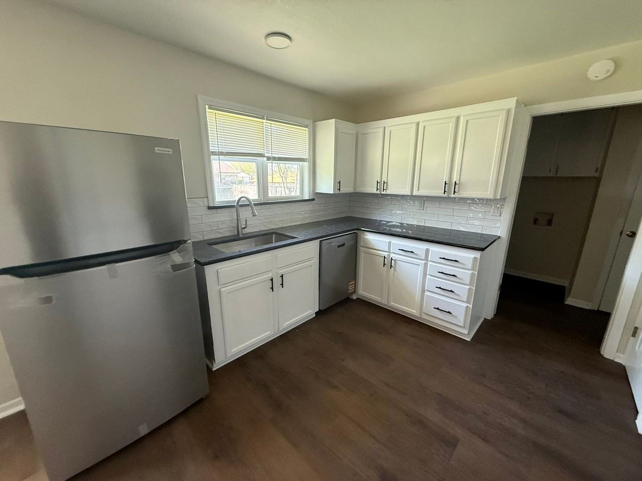 906 Lynn Ln - Photo 2 of 21