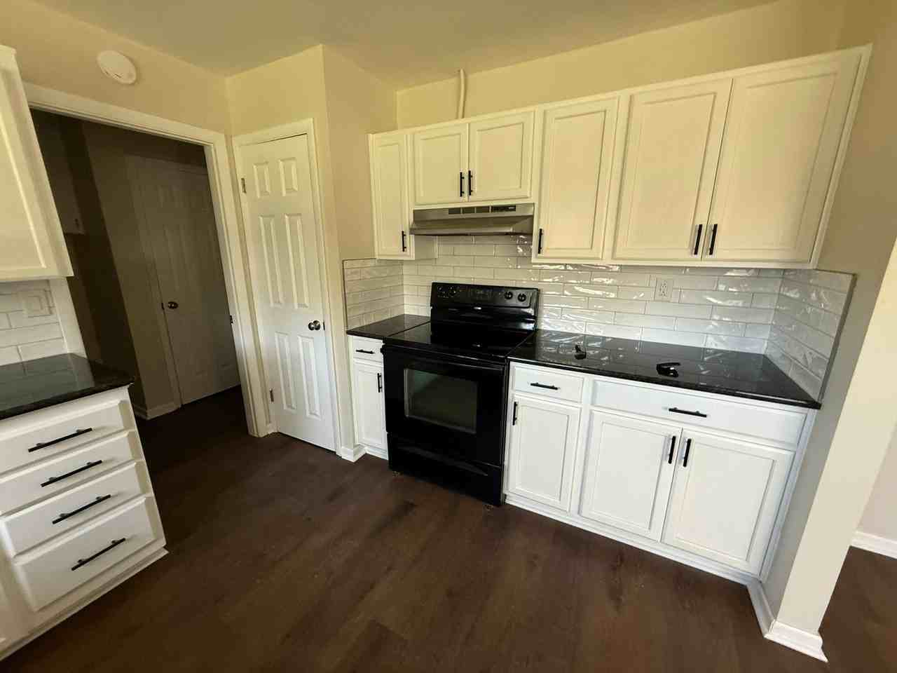 906 Lynn Ln - Photo 3 of 21