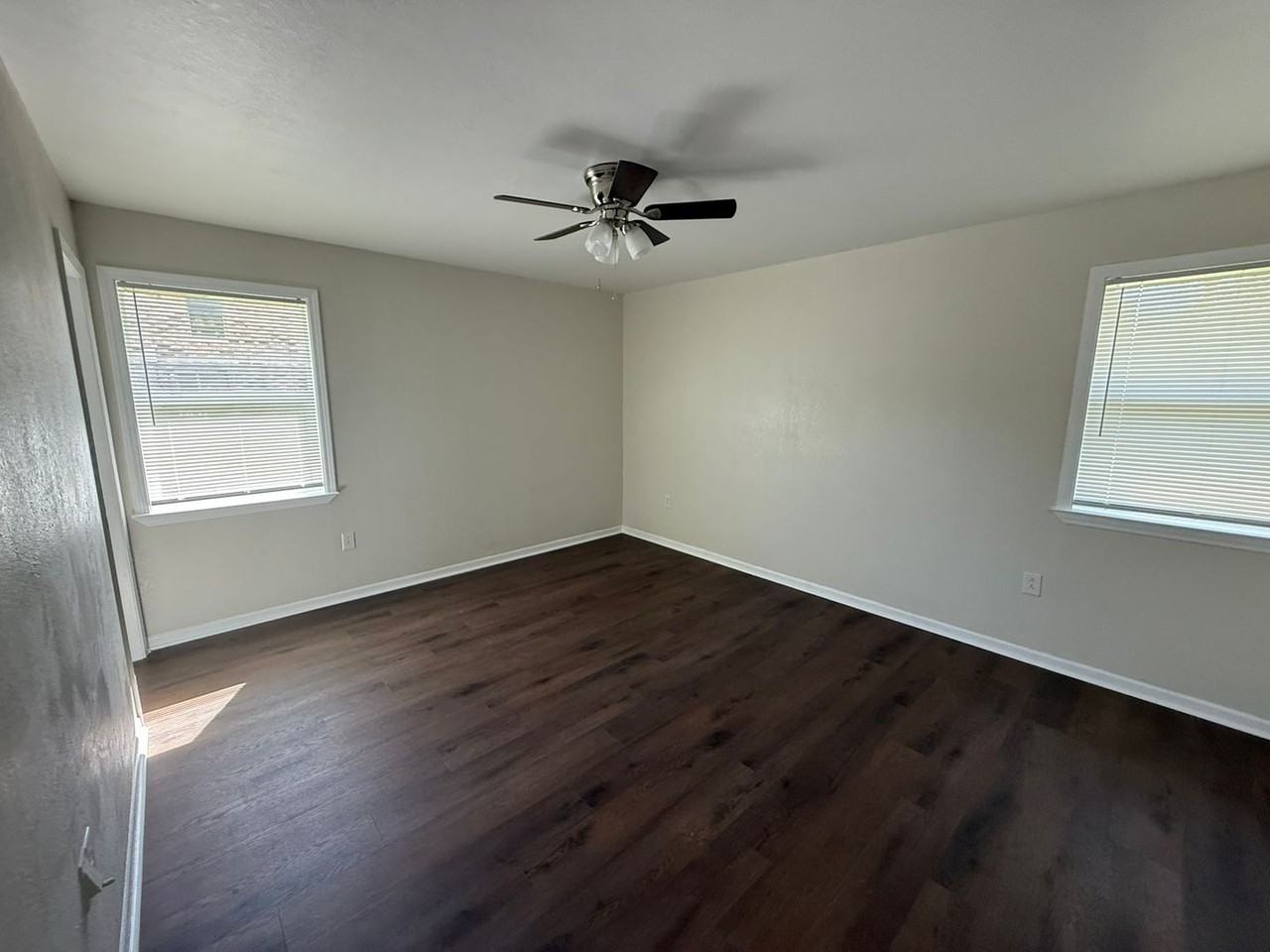 906 Lynn Ln - Photo 5 of 21