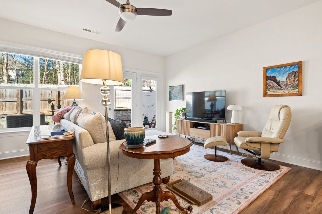 405 Lionel St - Photo 2 of 18