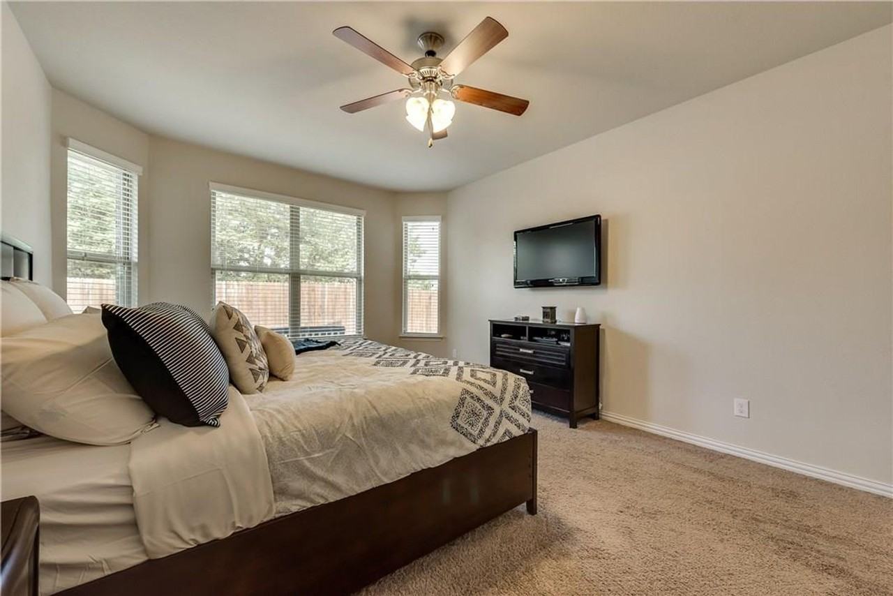 1300 Poplar Dr - Photo 2 of 24