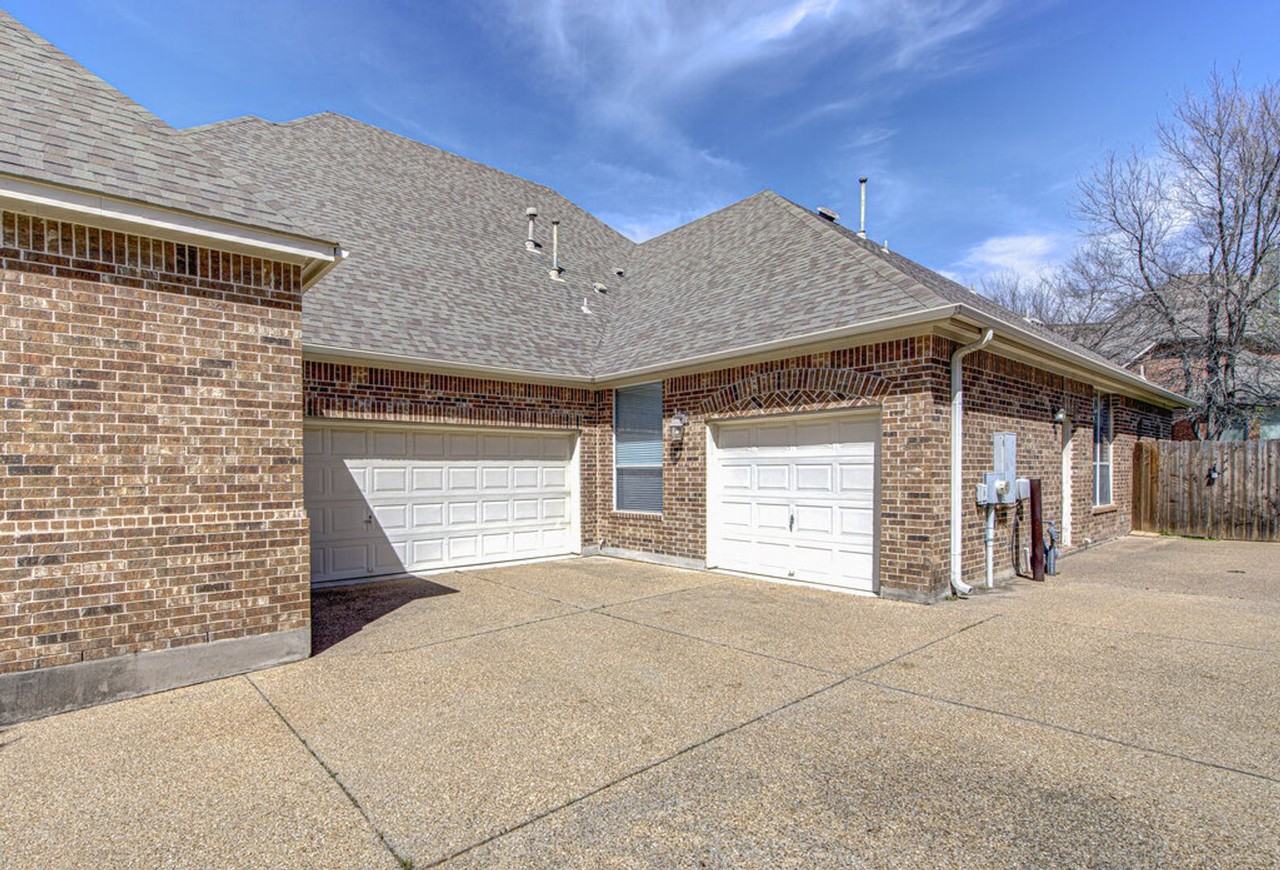 2785 Lake Forest Dr - Photo 3 of 36