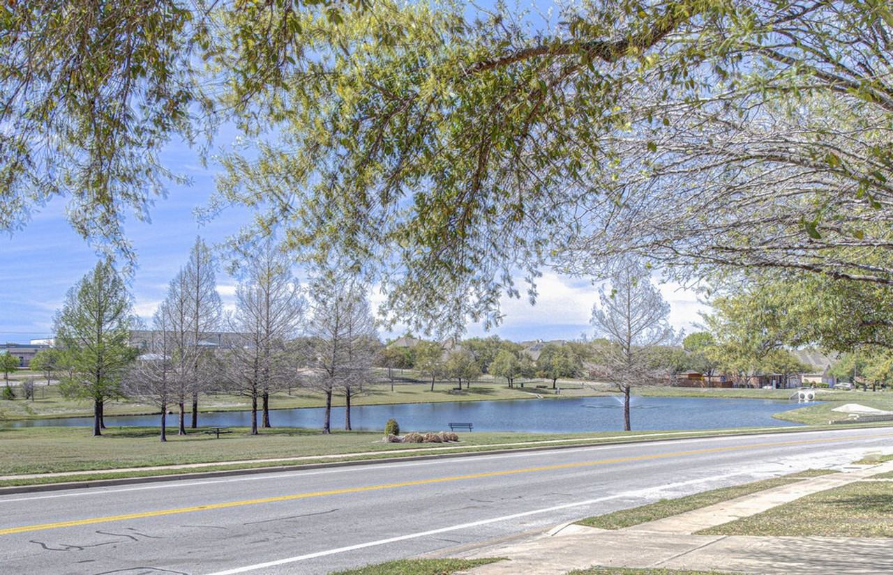 2785 Lake Forest Dr - Photo 4 of 36