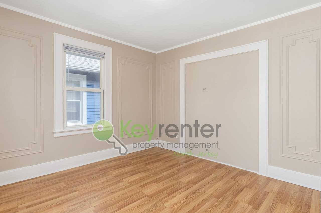 54 Mission St - Photo 3 of 15