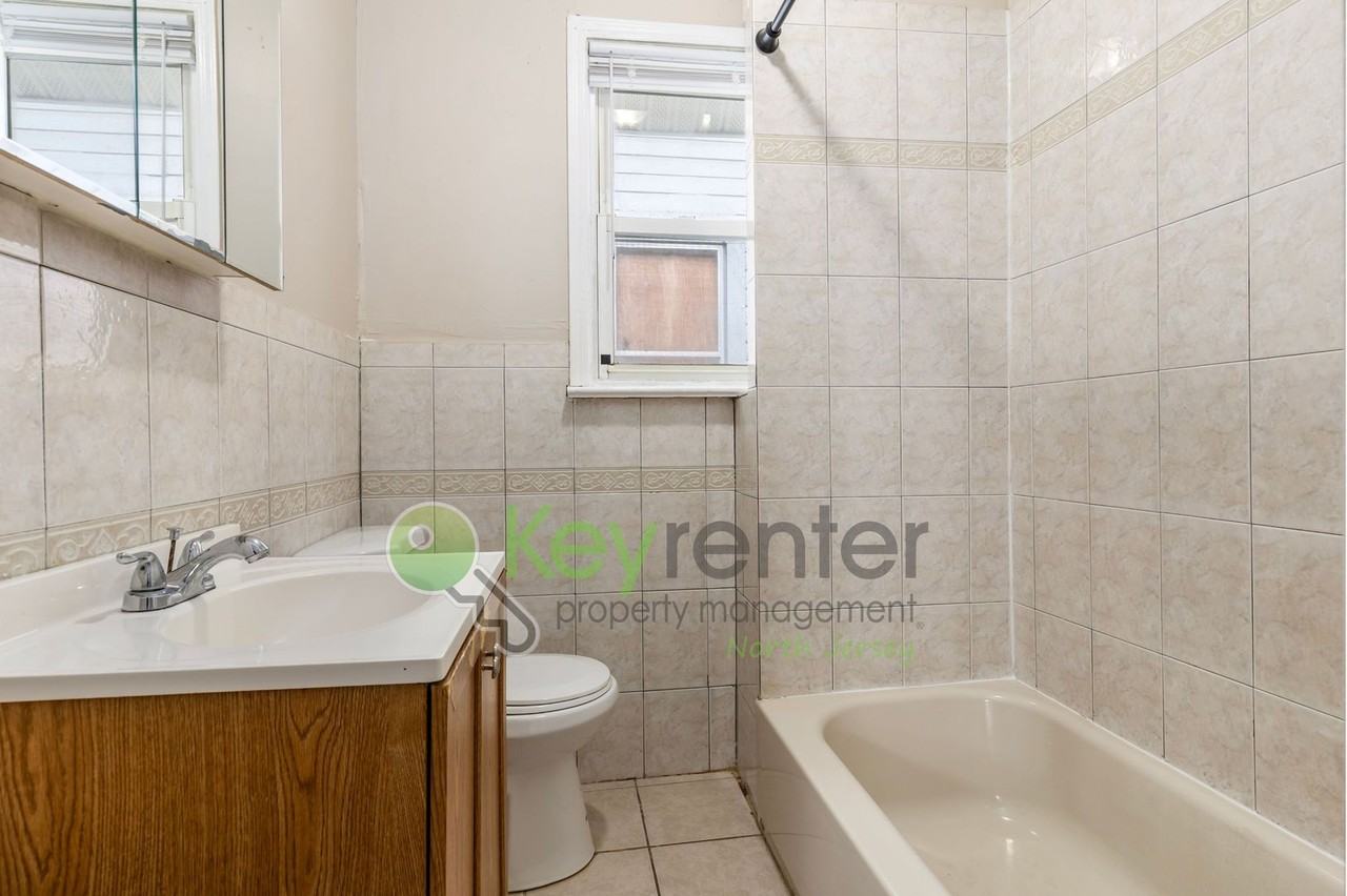 54 Mission St - Photo 4 of 15