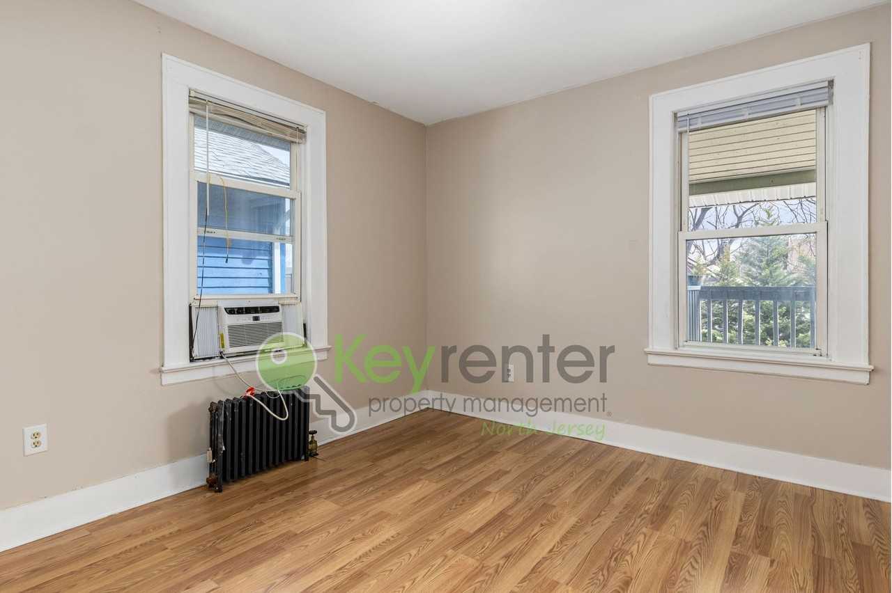 54 Mission St - Photo 6 of 15