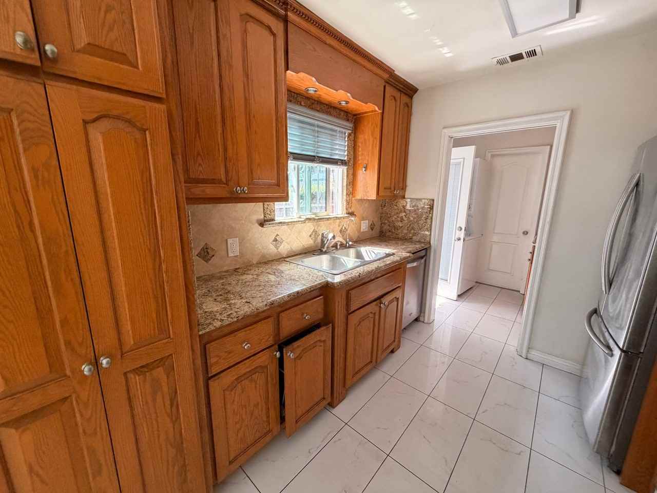 586 E Fairview Blvd - Photo 6 of 19