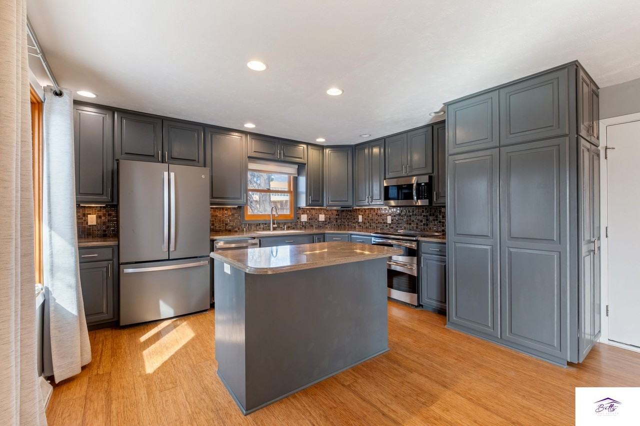 11933 Hickory Rd - Photo 7 of 31