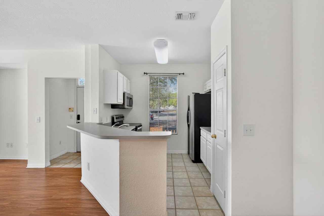 13703 Richmond Park Dr N #1402 - Photo 4 of 26