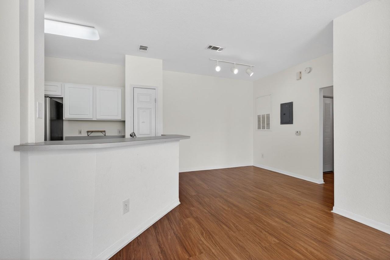 13703 Richmond Park Dr N #1402 - Photo 5 of 26