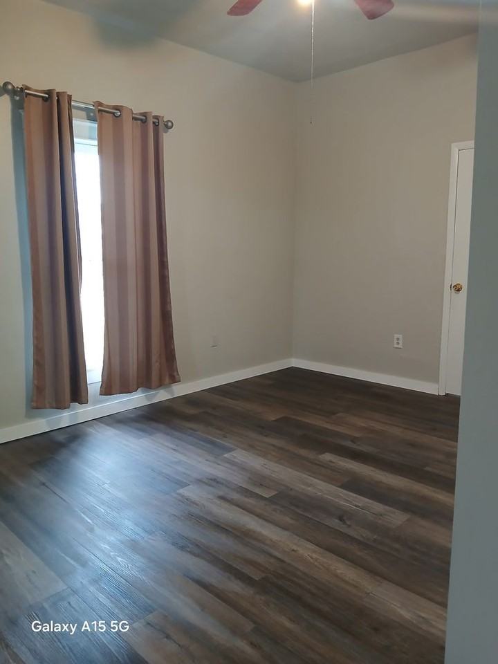 521 Goingsnake St - Photo 4 of 11