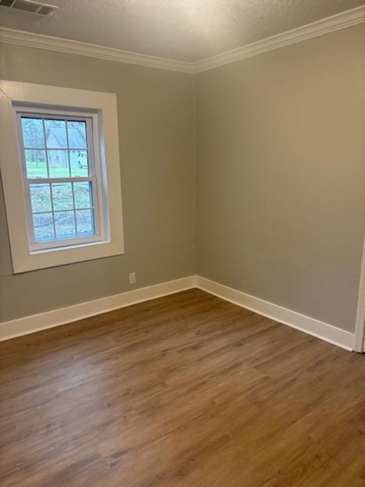 205 Lowry Cir - Photo 3 of 9