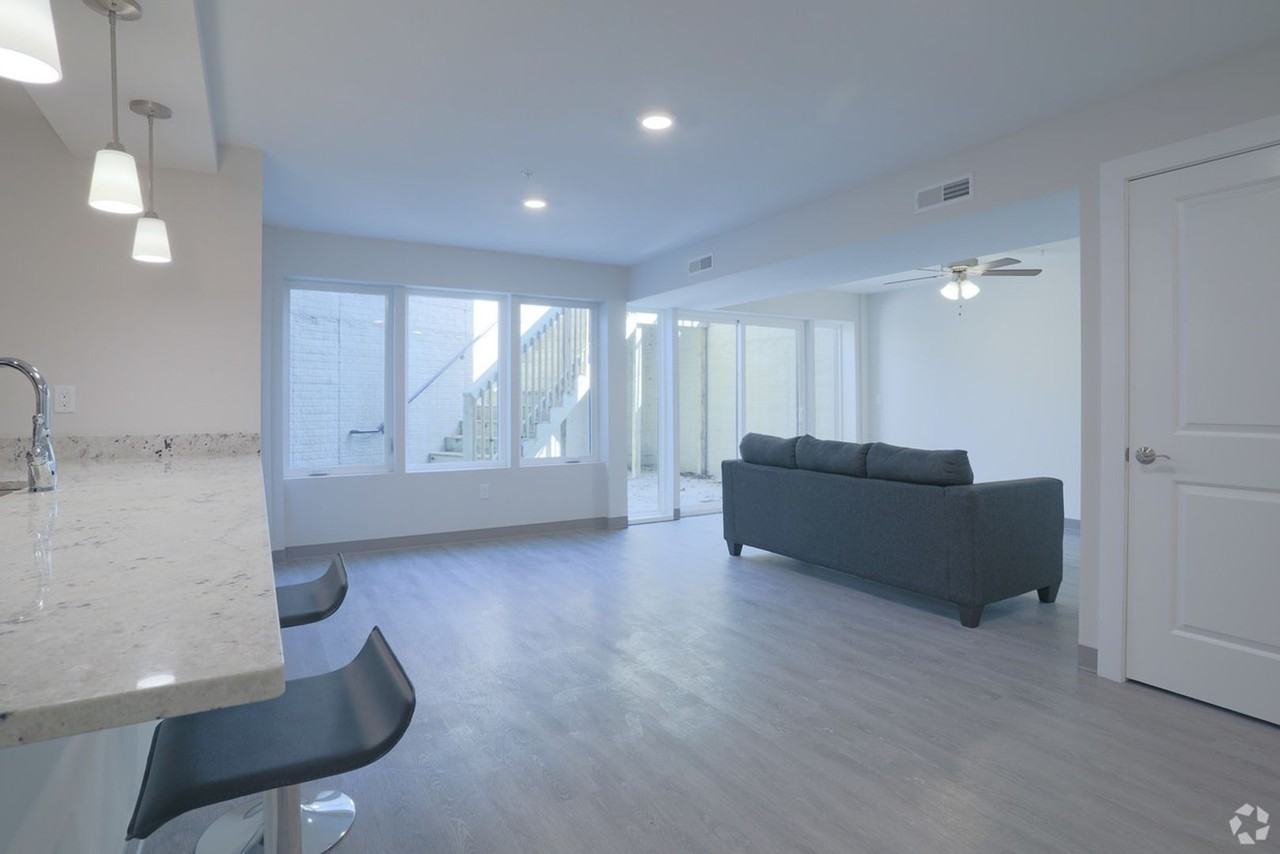 408 W Green Street - Photo 4 of 26