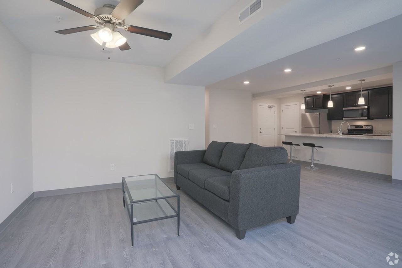 408 W Green Street - Photo 5 of 26