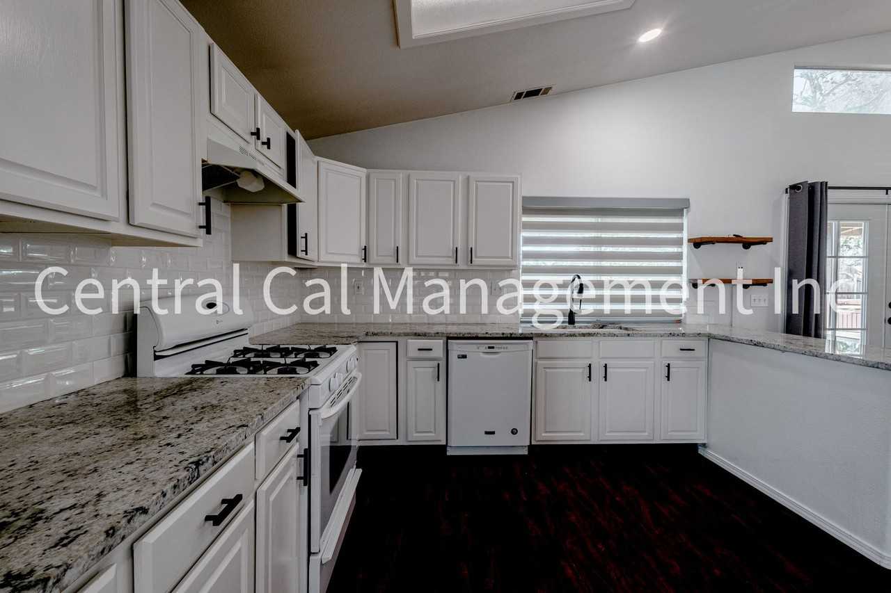 5801 Canoe Ct - Photo 5 of 21