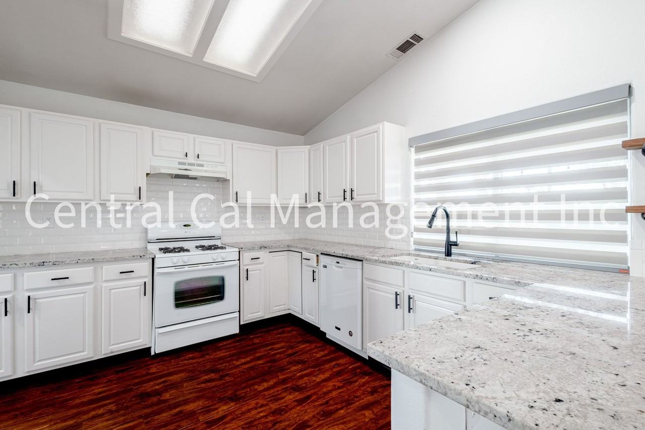 5801 Canoe Ct - Photo 6 of 21