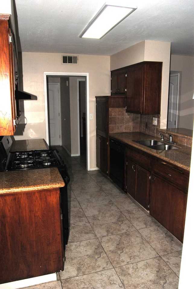 5701 Daggett Ave - Photo 5 of 15