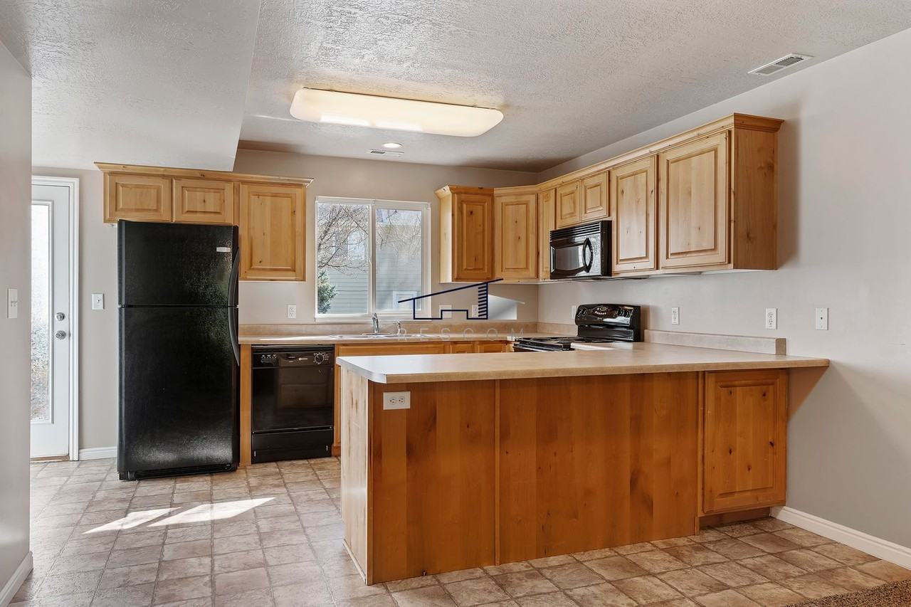 1077 E 1675 S - Photo 3 of 23