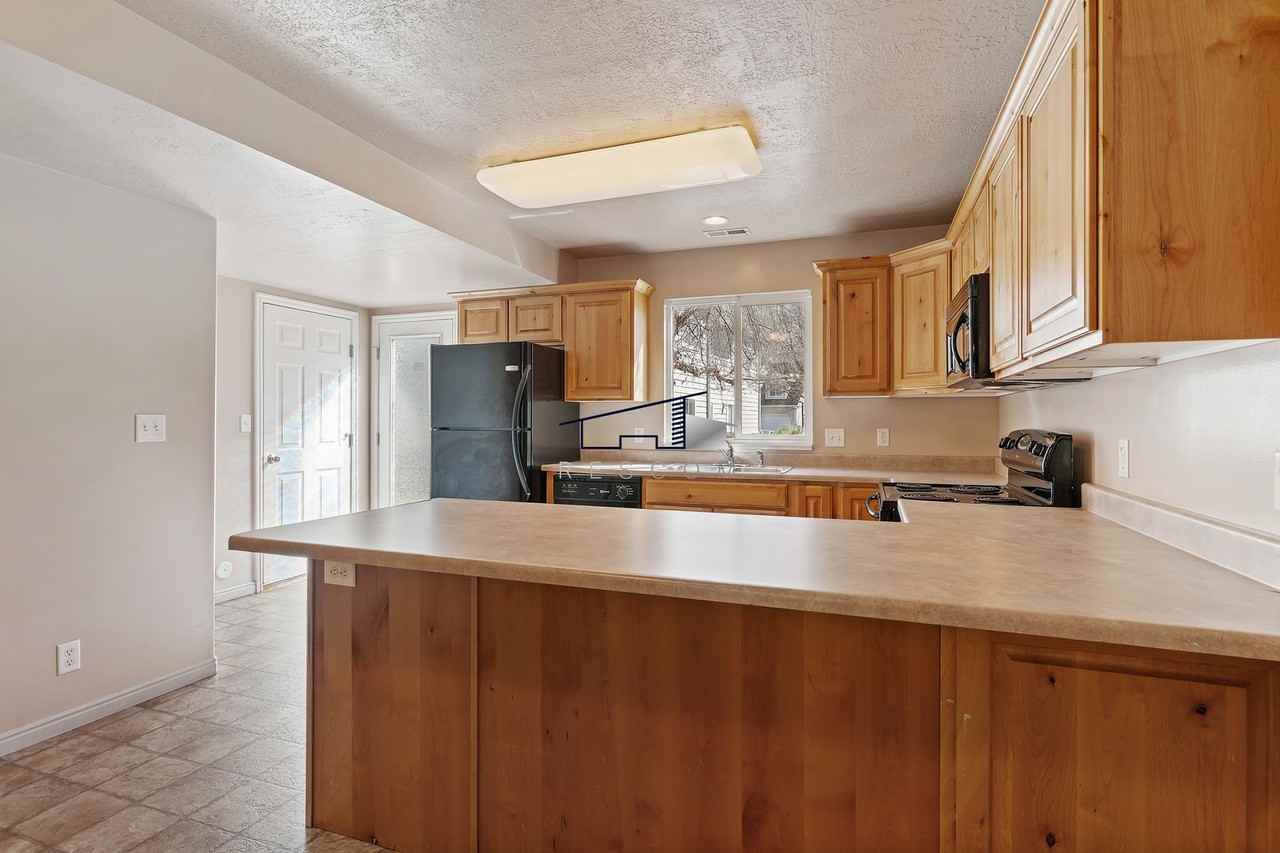 1077 E 1675 S - Photo 4 of 23