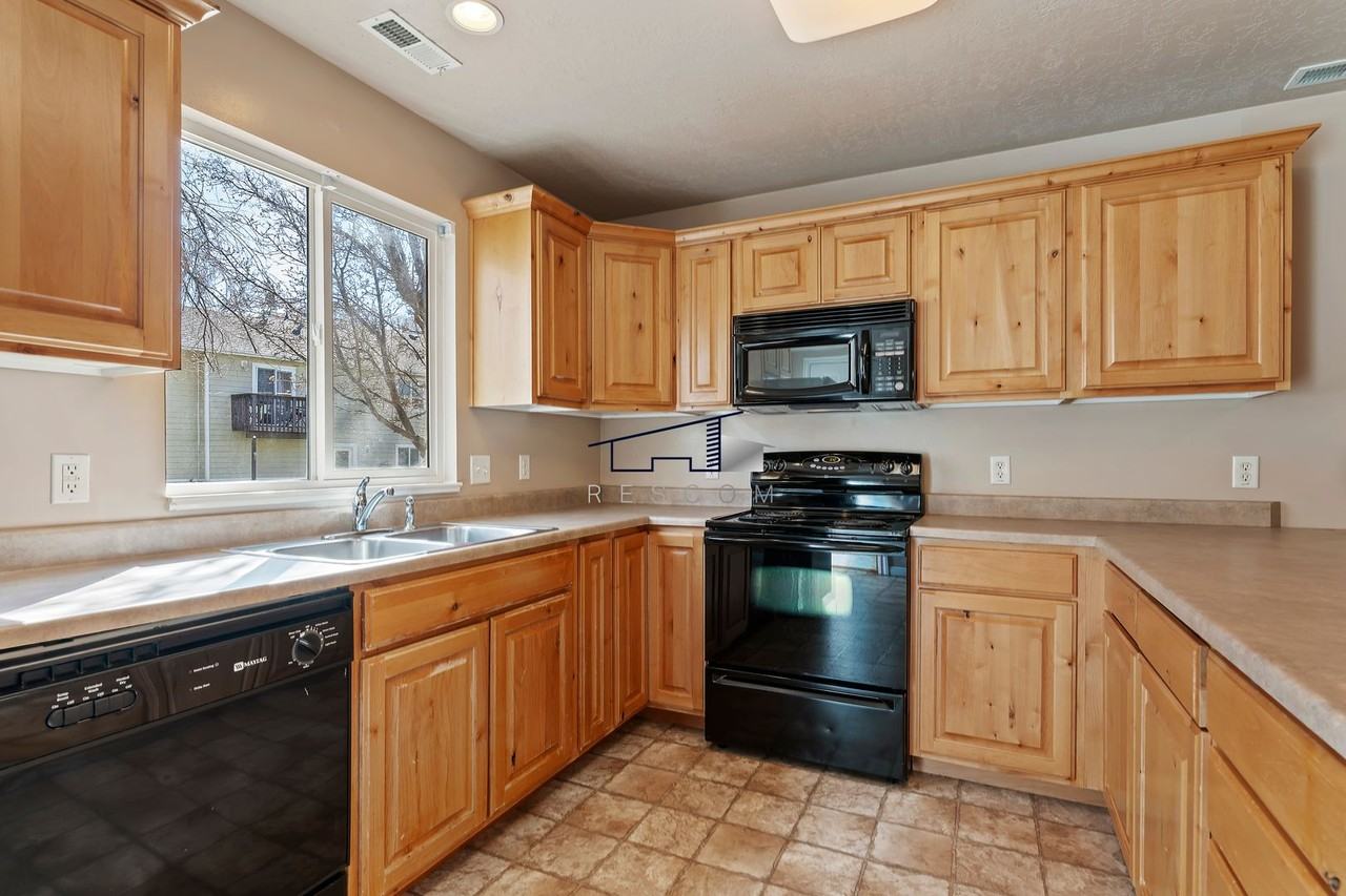 1077 E 1675 S - Photo 5 of 23