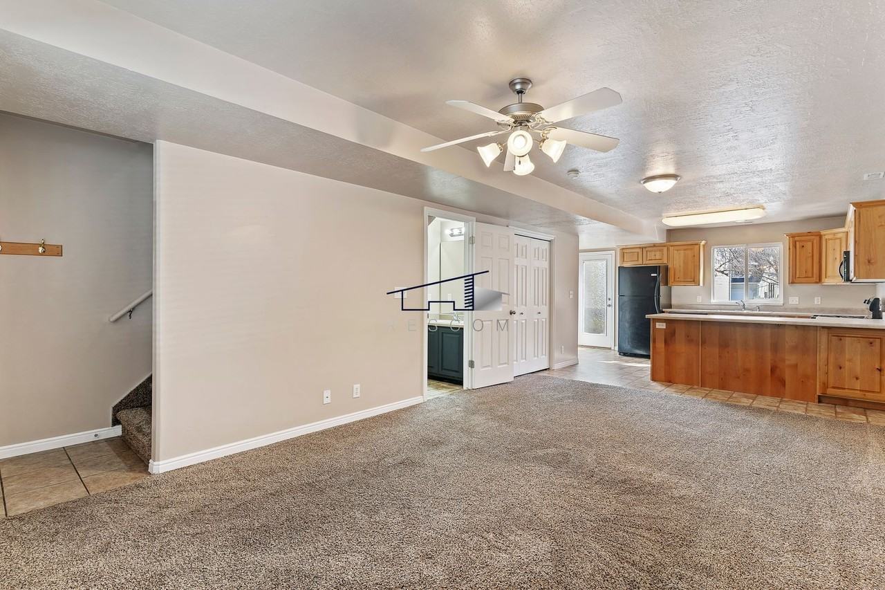 1077 E 1675 S - Photo 6 of 23