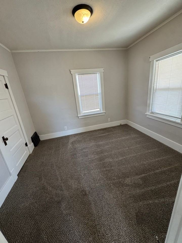 846 S 24th St - Photo 4 of 8