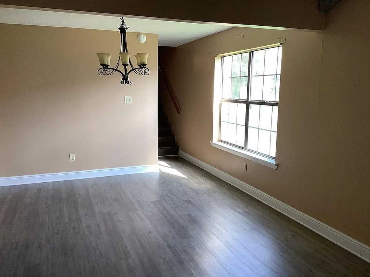 381 Windermere Blvd - Photo 2 of 6