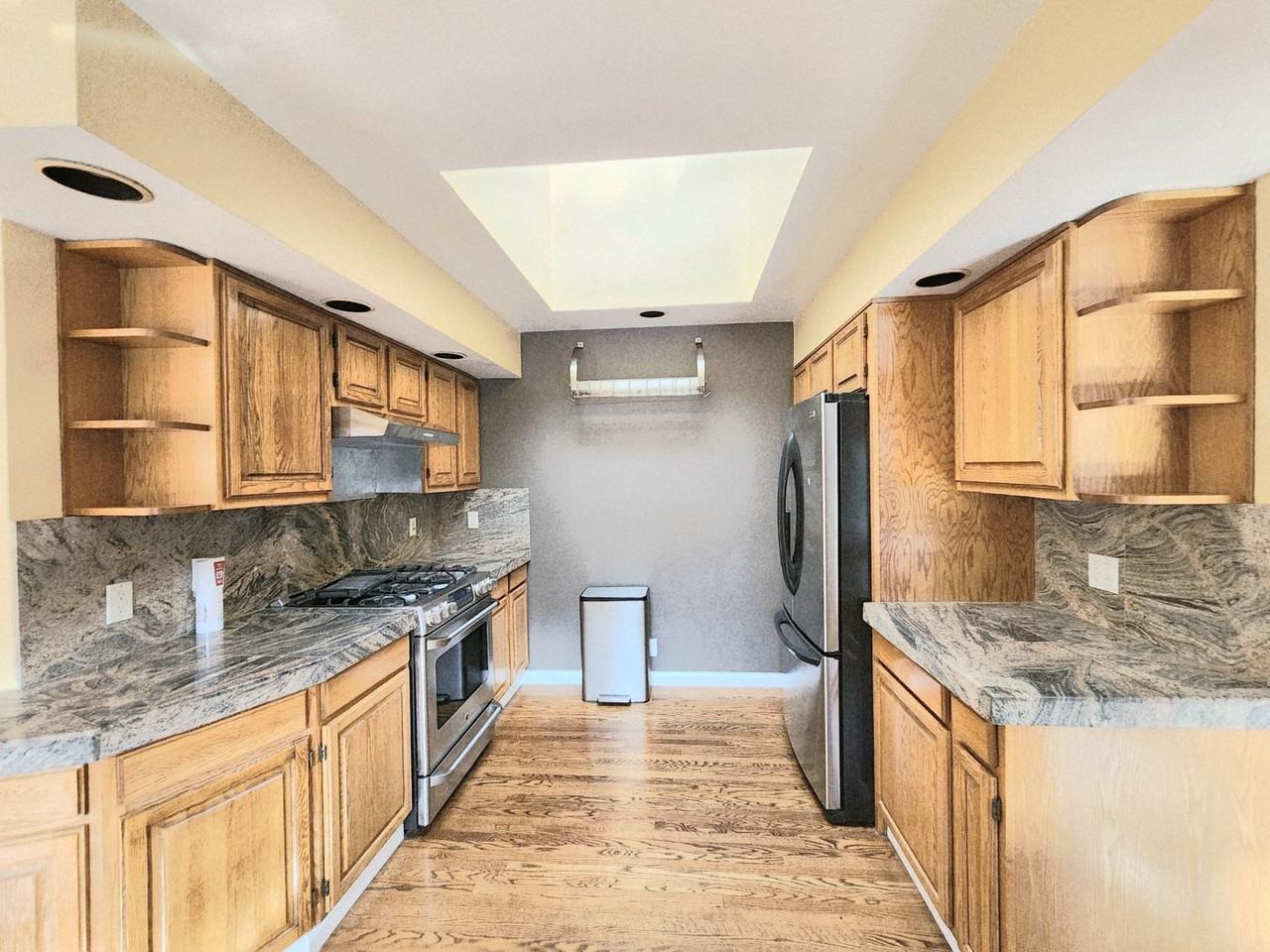 730 Hillcrest Dr - Photo 2 of 28