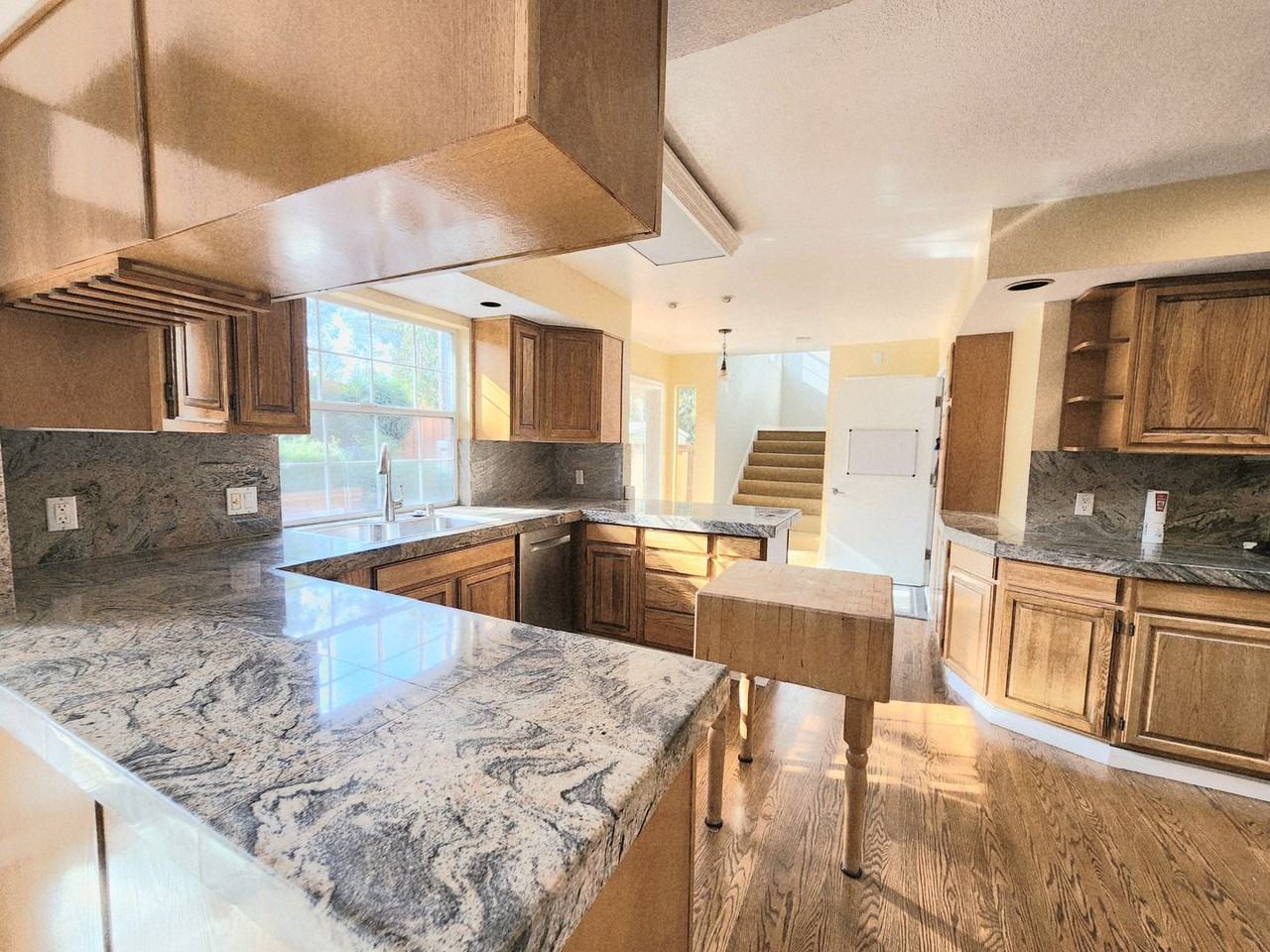 730 Hillcrest Dr - Photo 3 of 28