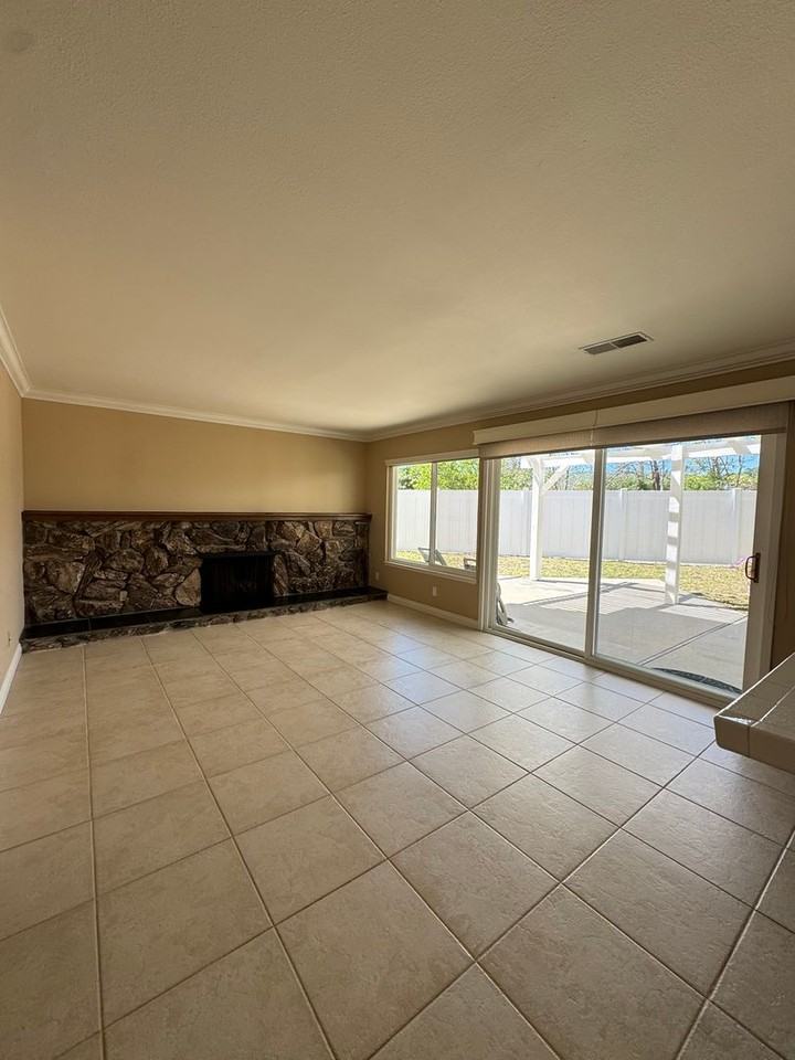 28955 Marlies St - Photo 4 of 34