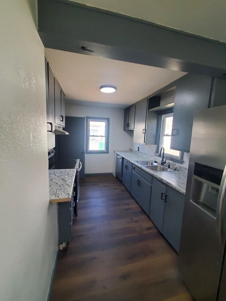 1542 N Pinecrest St - Photo 3 of 12