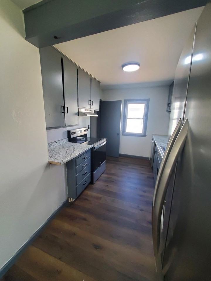 1542 N Pinecrest St - Photo 4 of 12