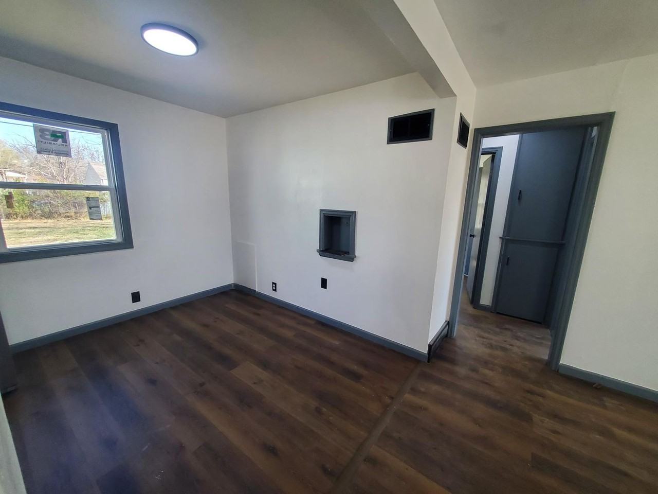 1542 N Pinecrest St - Photo 5 of 12