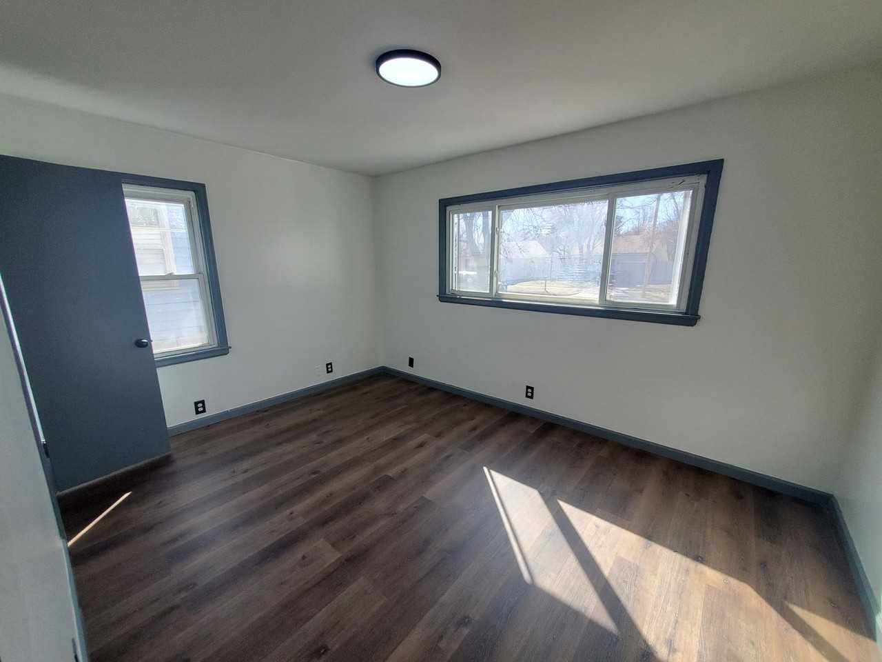 1542 N Pinecrest St - Photo 6 of 12