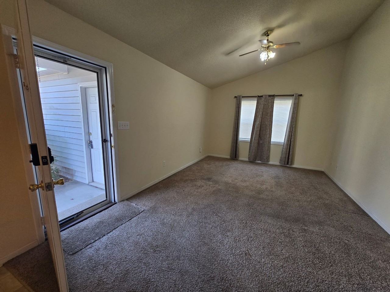 207 Oakwood Ln - Photo 2 of 10