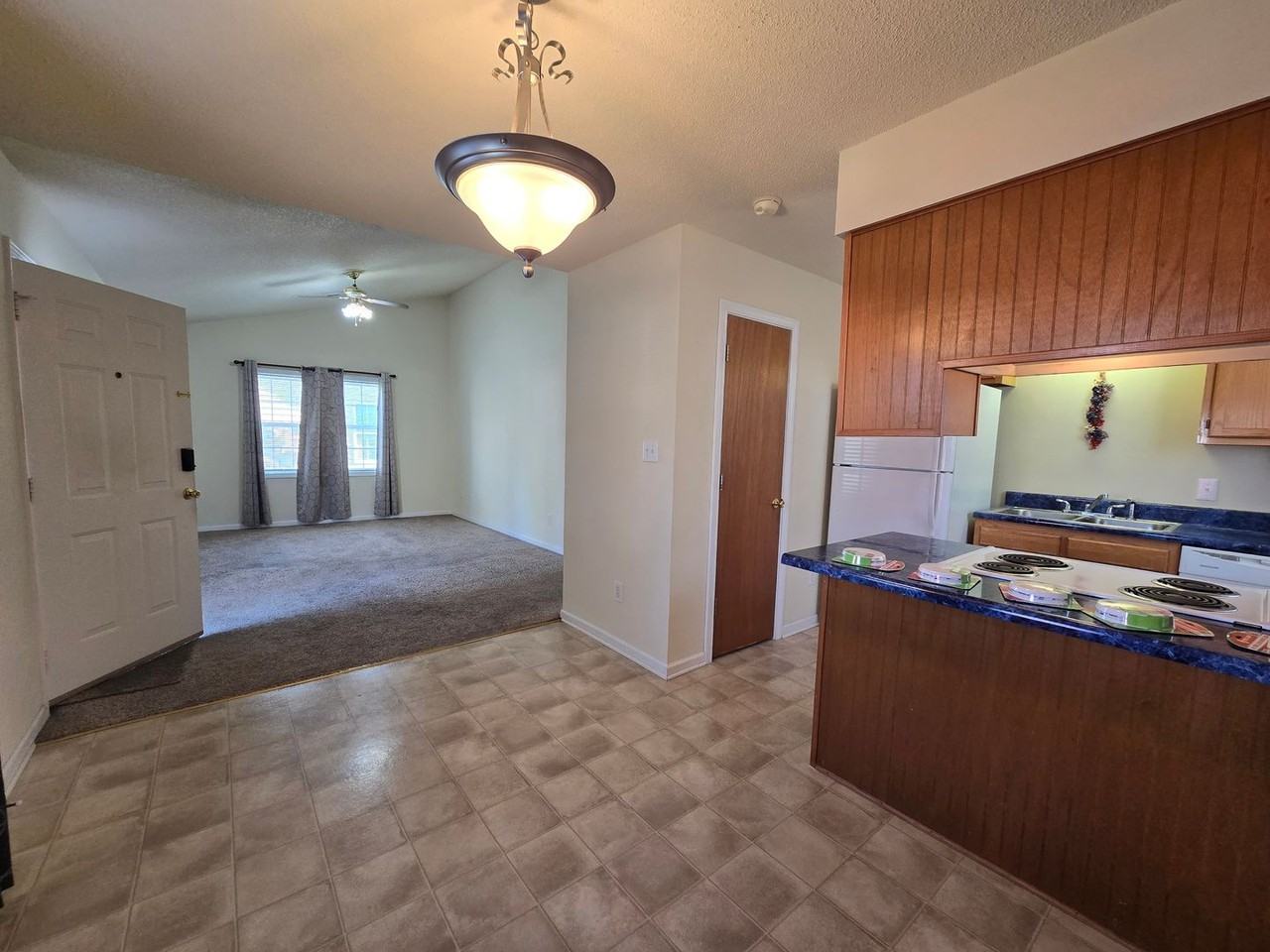 207 Oakwood Ln - Photo 4 of 10