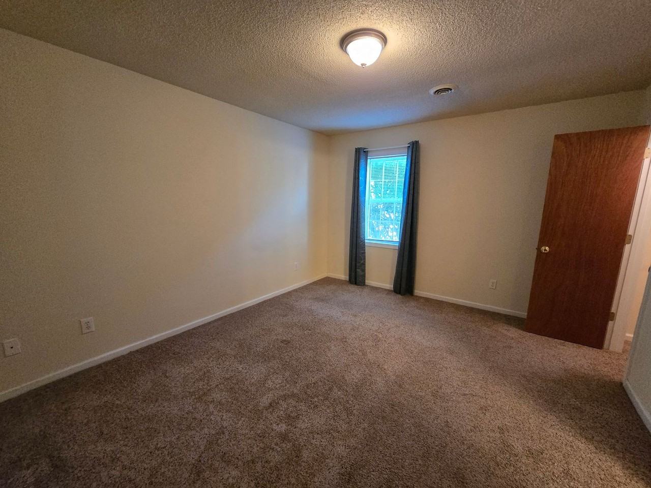 207 Oakwood Ln - Photo 5 of 10