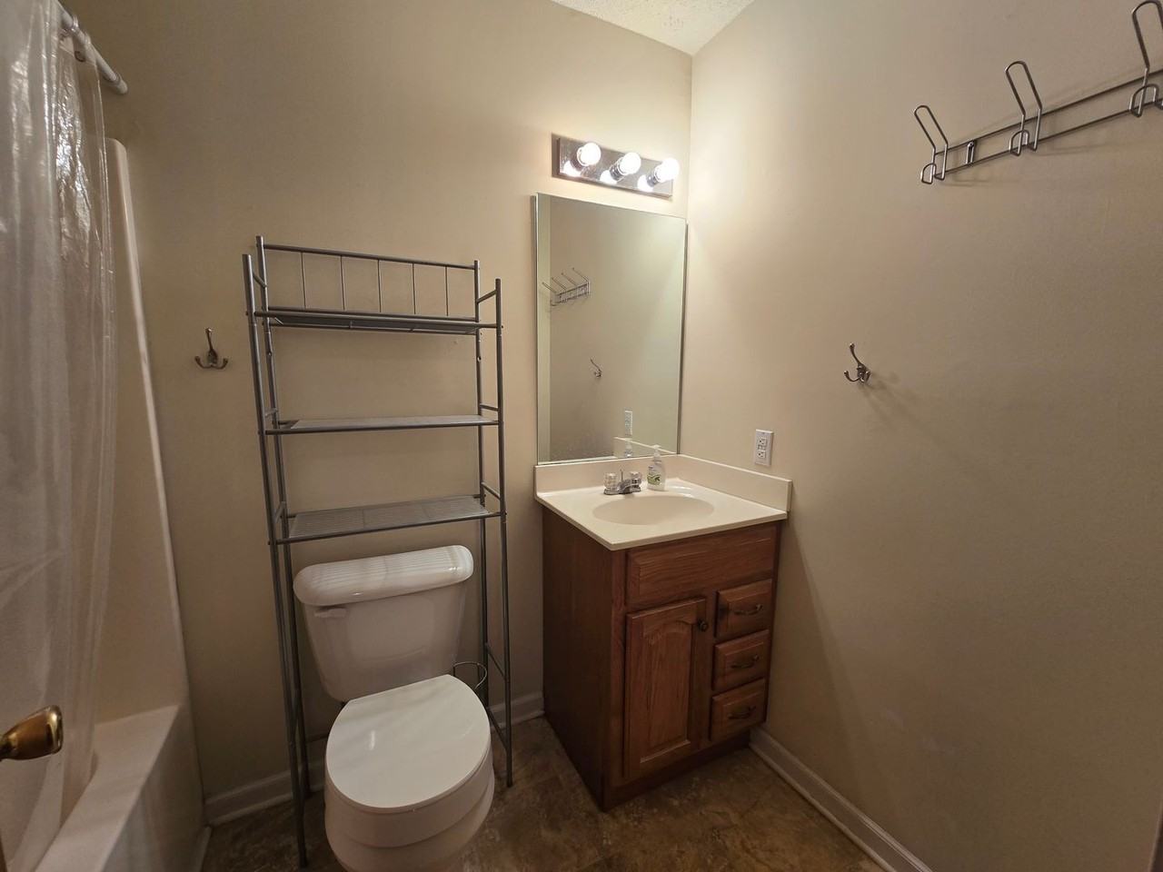 207 Oakwood Ln - Photo 6 of 10