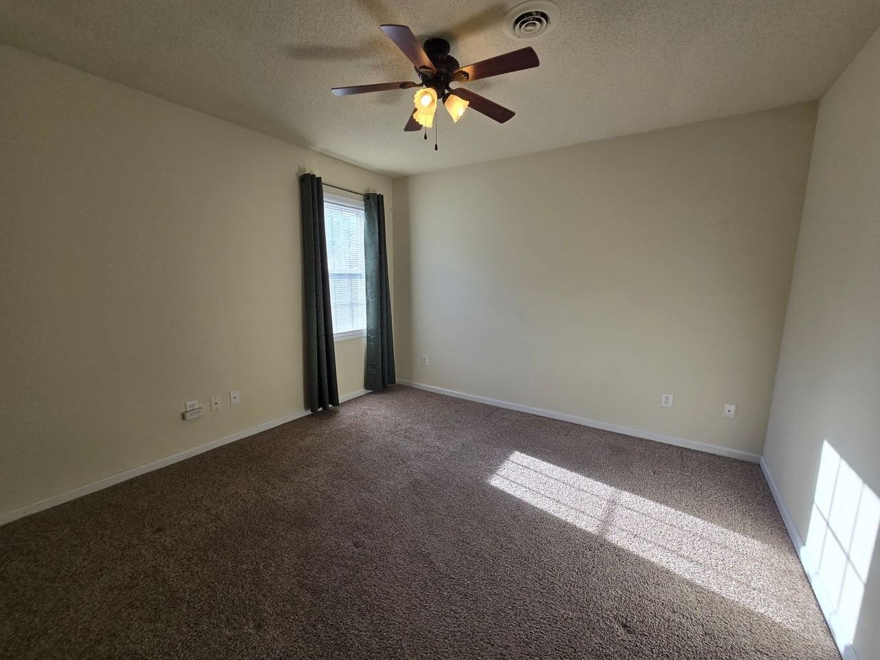 207 Oakwood Ln - Photo 7 of 10