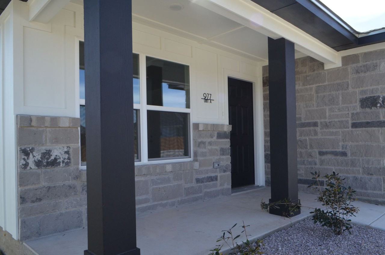 977 Cline Dr - Photo 3 of 20