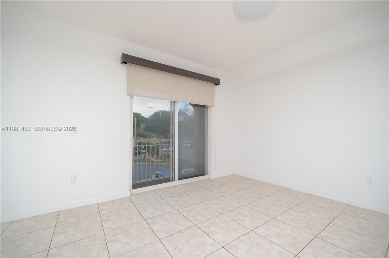 10885 Nw 89th Ter - Photo 4 of 22