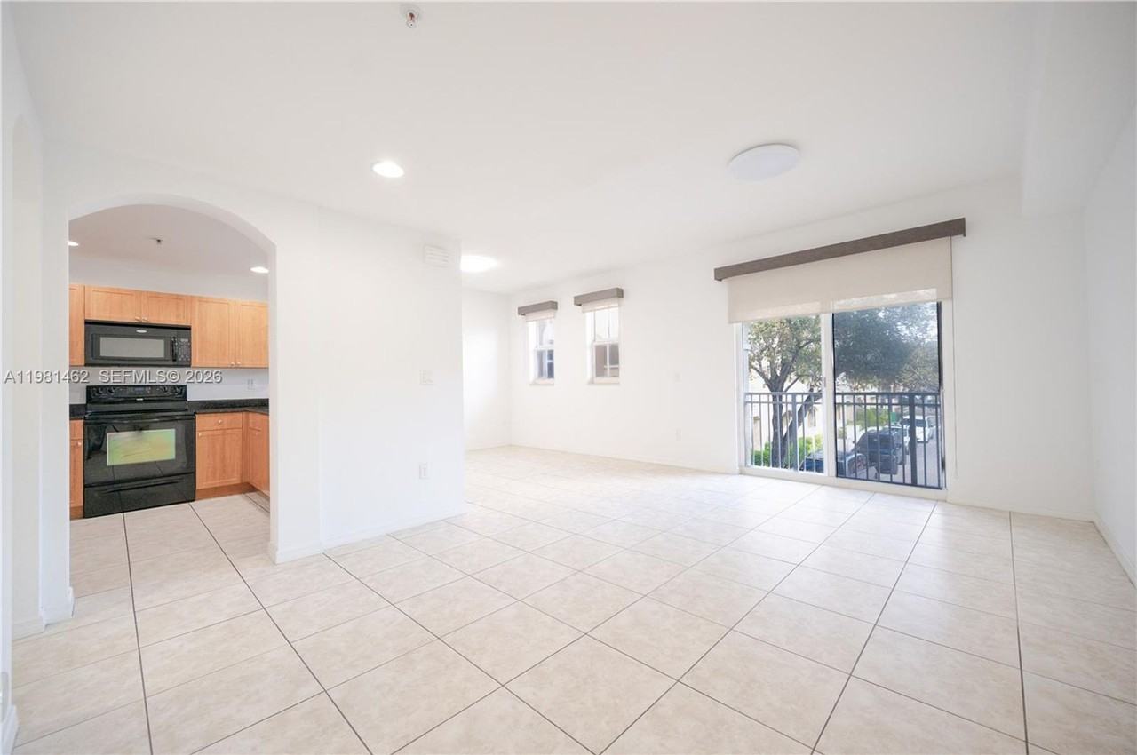 10885 Nw 89th Ter - Photo 7 of 22