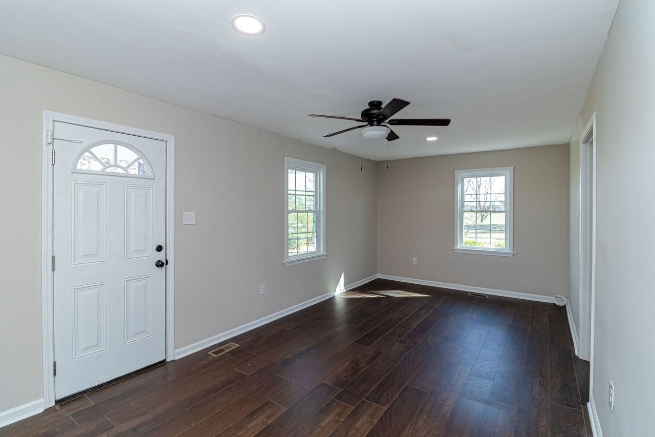 1307 Hooks Rd - Photo 4 of 14